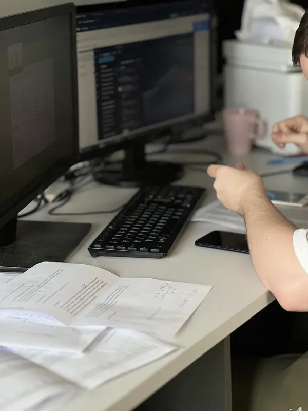 Ein Disponent von CT Connect bereitet Auftragsunterlagen am Schreibtisch vor